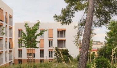 Estrategias pasivas y calidad espacial. 72 Viviendas Sociales por Carles Enrich Studio