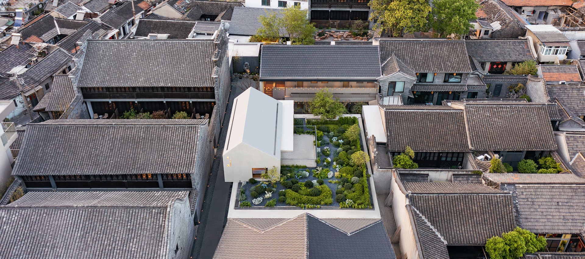 Jiangnan house Yangzhou Guangling por B.L.U.E architecture studio. Fotografía por XIA ZHI Pictures