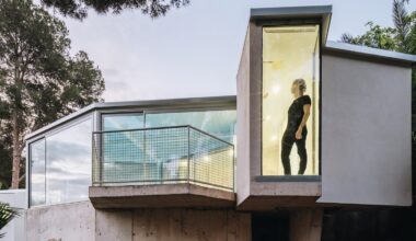 Flotando sobre la superficie. «Casa PB16» por ESPECIE arquitectura