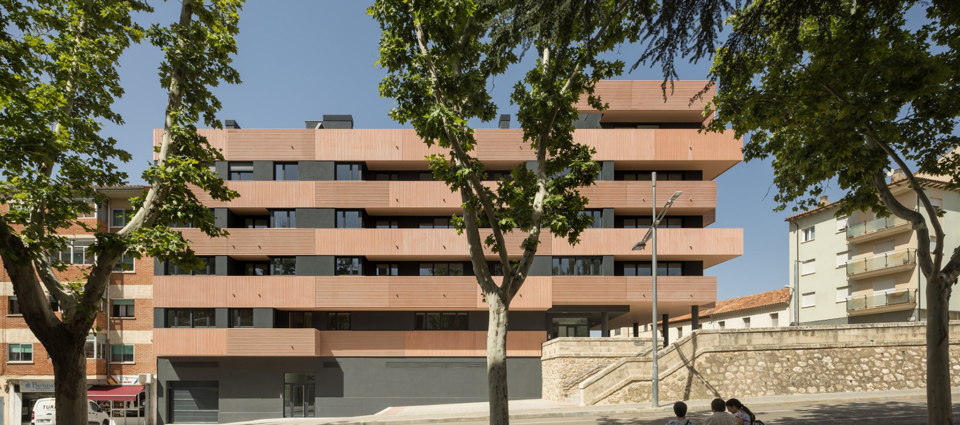 Dieciséis viviendas que tejen la trama. Edificio Magno por Javier Prieto Arquitectos