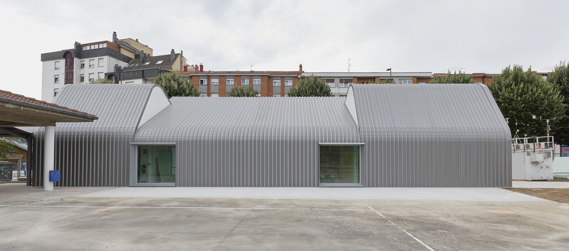 Movimiento y asimetría. Comedor infantil de Ventanielles por Rogelio Ruiz + Macario G. Astorga