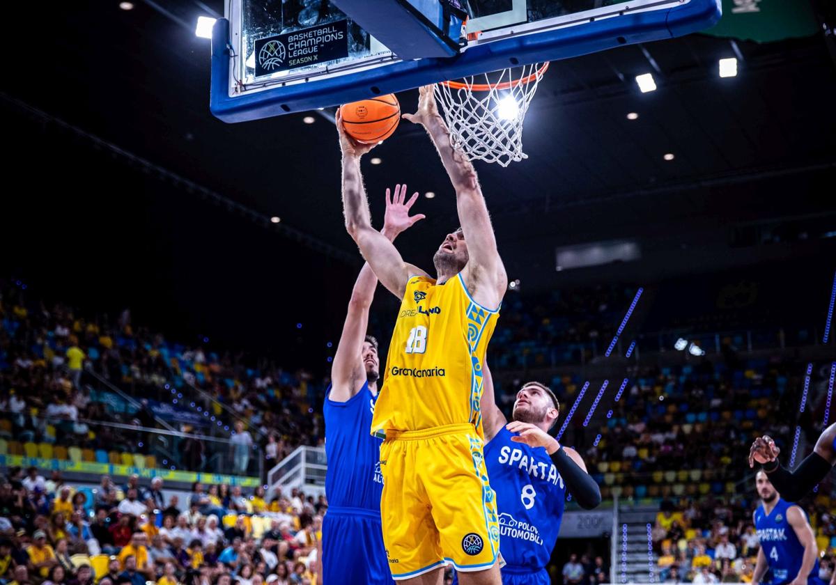 El Dreamland Gran Canaria acribilla al Spartak y continúa invicto en Europa (77-62)