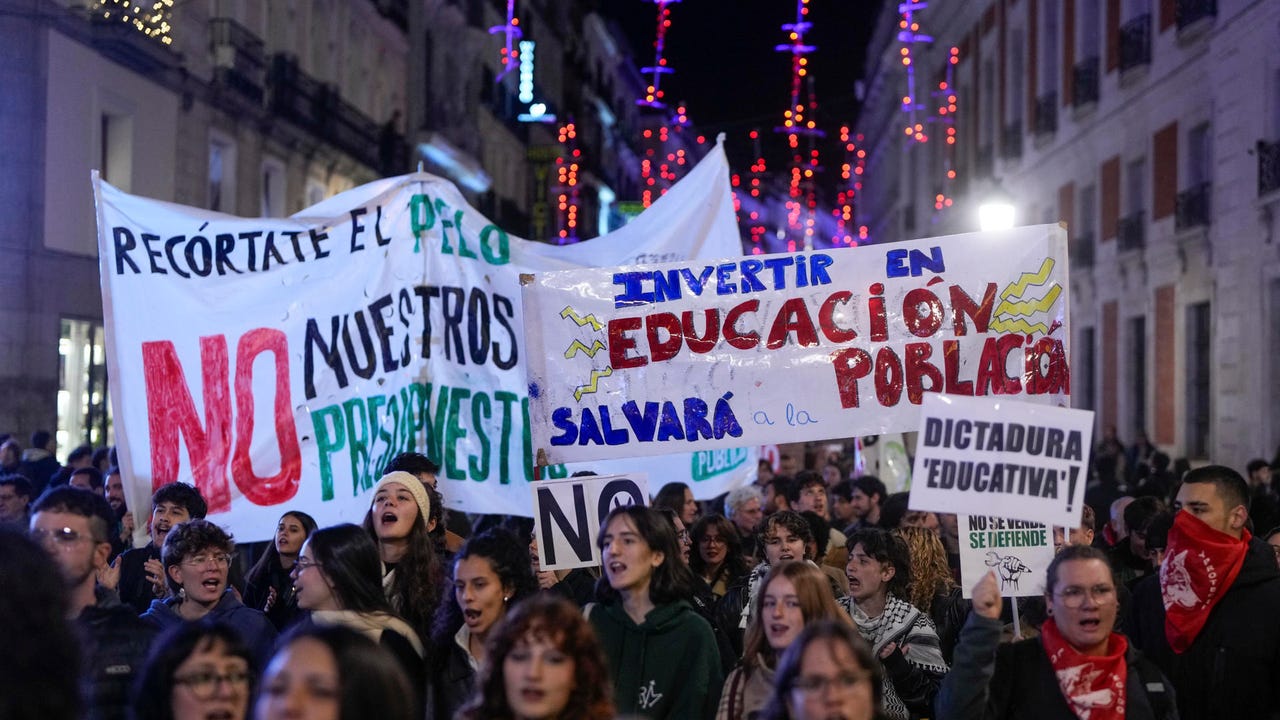 Miles de personas se manifiestan en Madrid en defensa de la universidad pública
