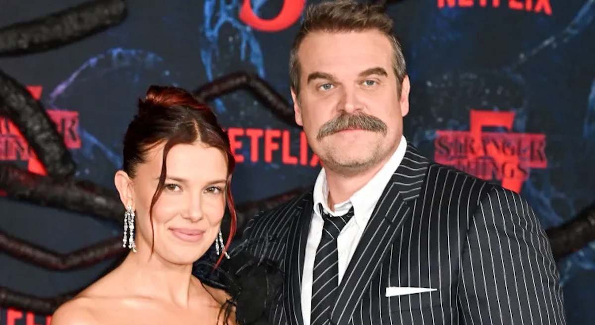 Millie Bobby Brown y David Harbour (Stranger Things) reaparecen entre abrazos tras salir a la luz la demanda por acoso de la actriz