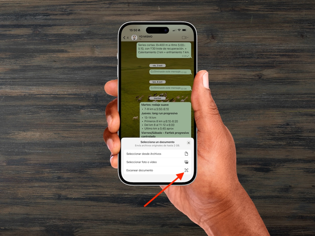 Captura de pantalla de la interfaz de WhatsApp en Android mostrando el menú de adjuntar archivos, con la opción 'Documento' y la nueva sub-opción 'Escanear documento' resaltadas para el tutorial.