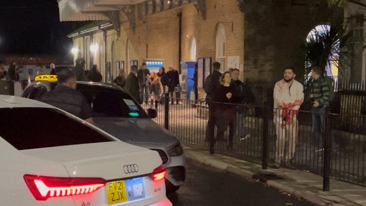 Diez heridos, nueve graves, tras un apuñalamiento múltiple en un tren en el norte de Londres