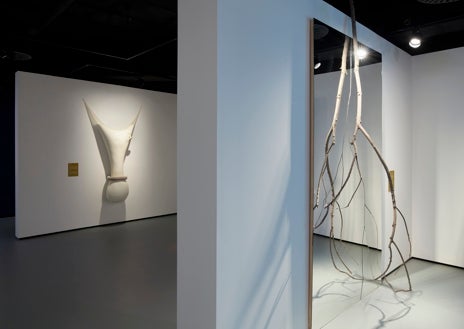 Imagen secundaria 1 - En las imágenes, de arriba abajo: detalle del exterior de la nueva fundación; vista del montaje de la muestra; y obra de Richard Mosse