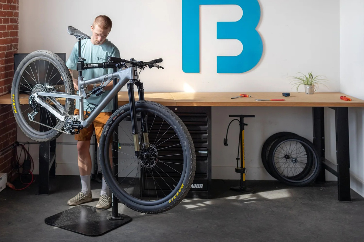 La UCI no aprueba las ruedas de 32", sino que no las prohíbe