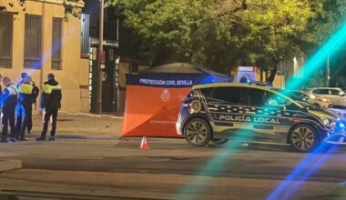Muere un motorista tras sufrir un accidente en la avenida Carlos V de Sevilla