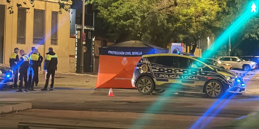 Muere un motorista tras sufrir un accidente en la avenida Carlos V de Sevilla