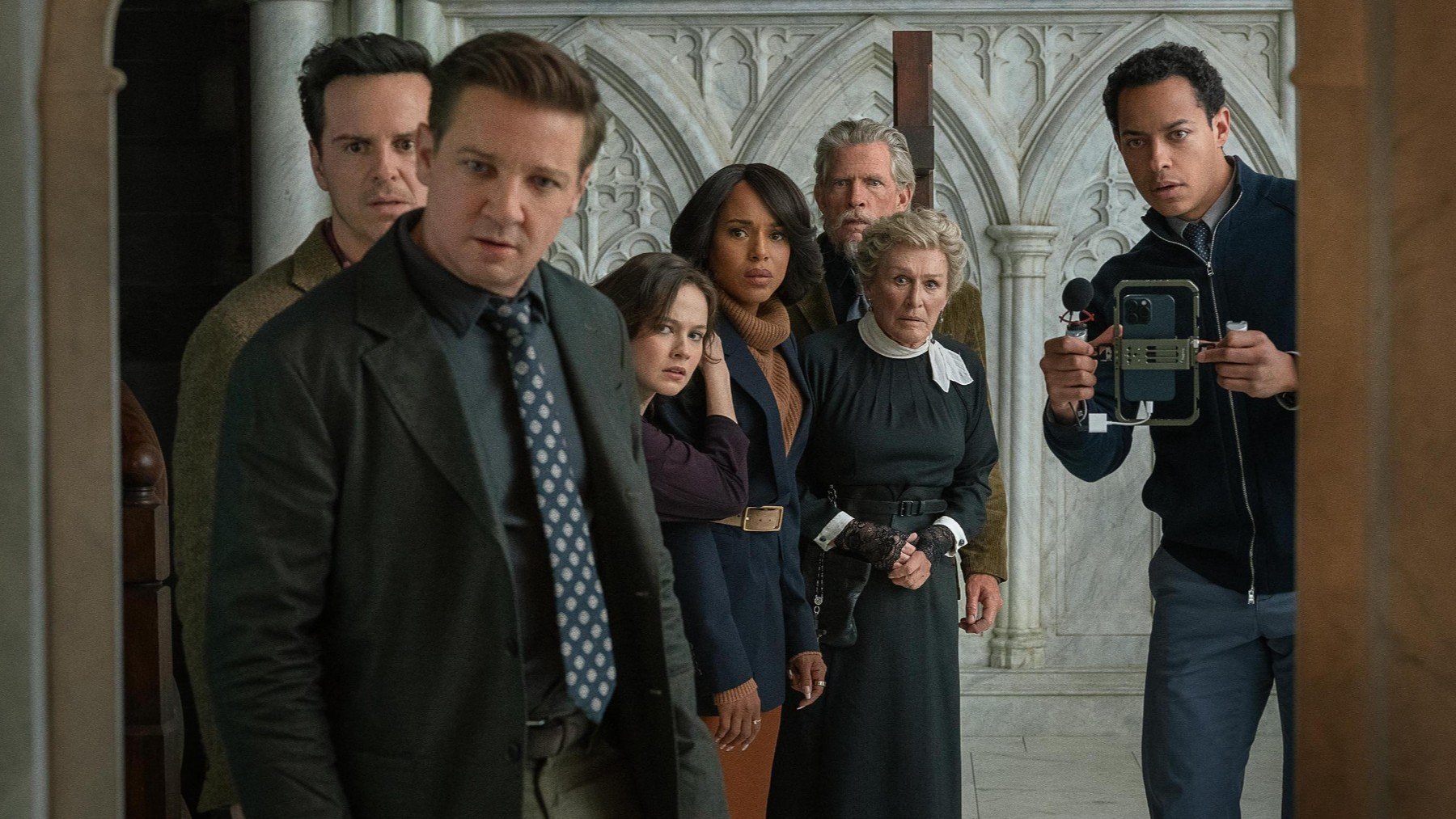 El último tráiler de 'Puñales por la espalda 3' se apoya en sus grandes reseñas: "Una inteligente delicia gótica"