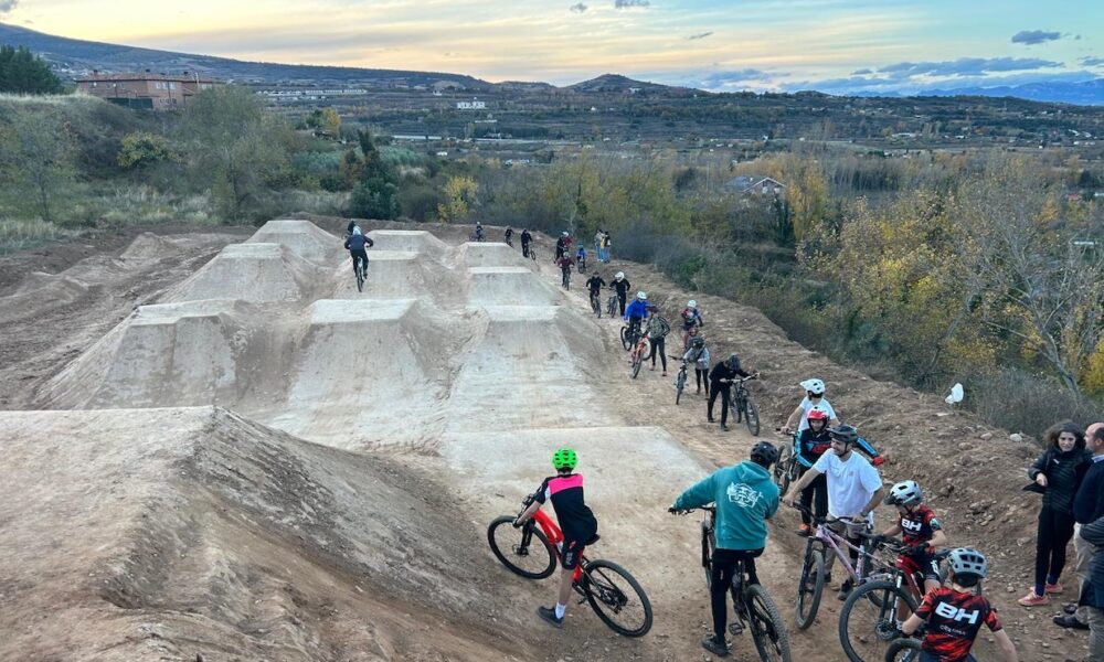 el municipio estrena un área de saltos de tierra