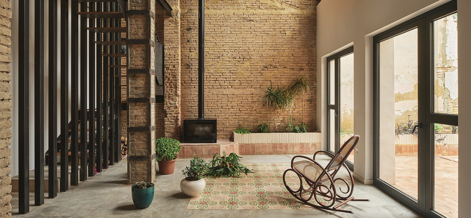 La rehabilitación de esta casa patio en Xirivella busca la esencia del hogar ideal