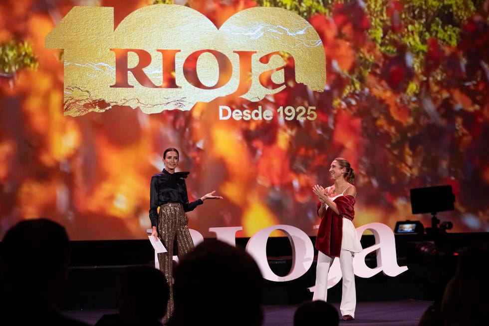 ﻿nieves Álvarez y ﻿raquel pérez, presidenta del consejo regulador de la doca rioja en la fiesta del centenario de la d.o. de rioja en madrid