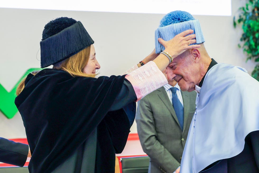 elena ochoa arropa a norman foster como doctor honoris causa