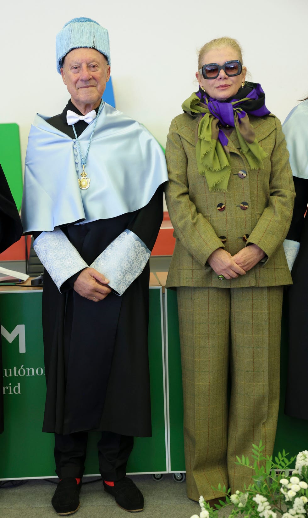 elena ochoa arropa a norman foster como doctor honoris causa