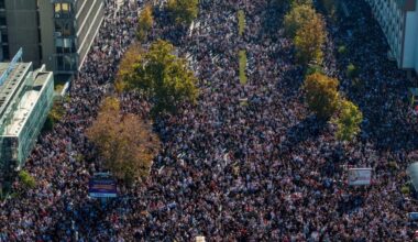 Miles de personas vuelven a las calles de Serbia en el primer aniversario de la tragedia de Novi Sad