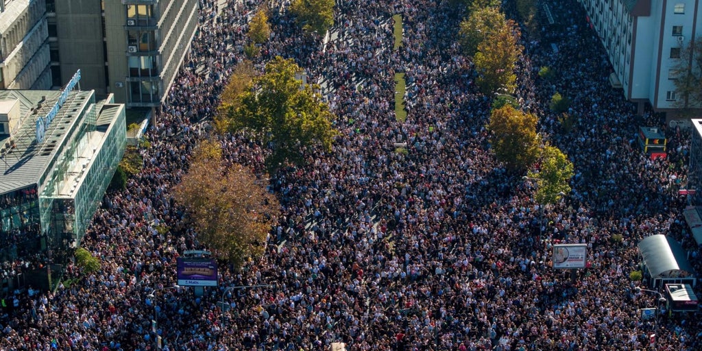 Miles de personas vuelven a las calles de Serbia en el primer aniversario de la tragedia de Novi Sad