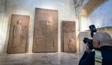 La catedral de Burgos expone los polémicos portones de bronce de Antonio López