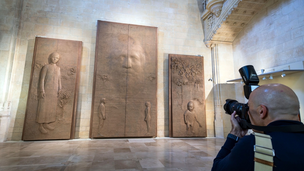 La catedral de Burgos expone los polémicos portones de bronce de Antonio López