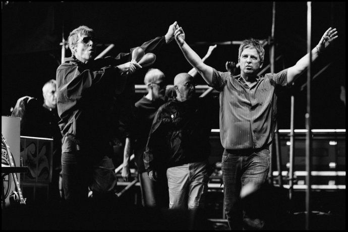 Liam y Noel salieron al escenario tomados de la mano, una imagen difícil de imaginar años atrás. 