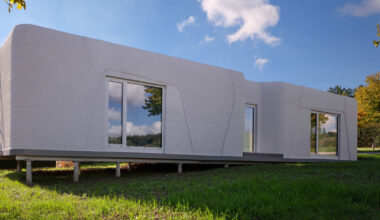 Una casa de 47 m2, construida en 3D con hormigón local, que aprovecha las irregularidades del terreno para combatir la escasez de pisos