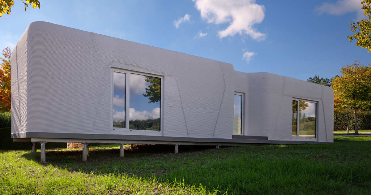 Una casa de 47 m2, construida en 3D con hormigón local, que aprovecha las irregularidades del terreno para combatir la escasez de pisos