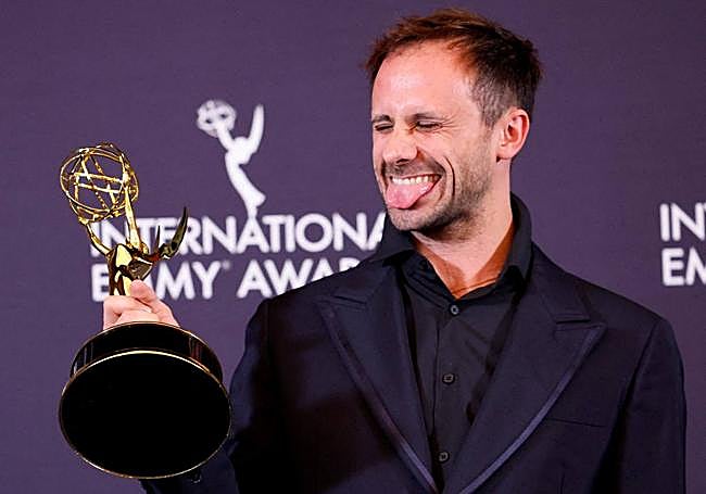 El actor barcelonés de 32 años con su Emmy.