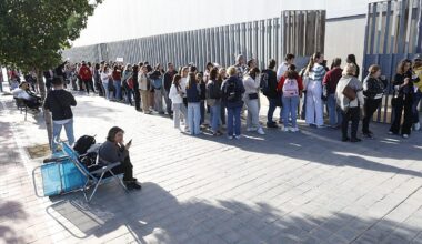 OT 2025 desata la fiebre fan en Valencia: medio kilómetro de cola para ver a los concursantes