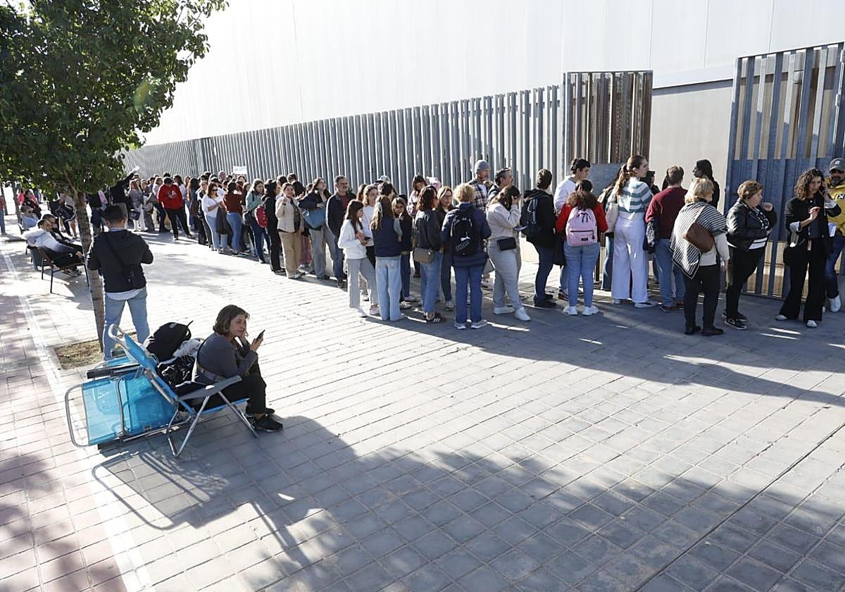 OT 2025 desata la fiebre fan en Valencia: medio kilómetro de cola para ver a los concursantes