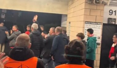 El emotivo pasillo de honor de los hinchas del Newcastle a la afición del Athletic en la salida del estadio