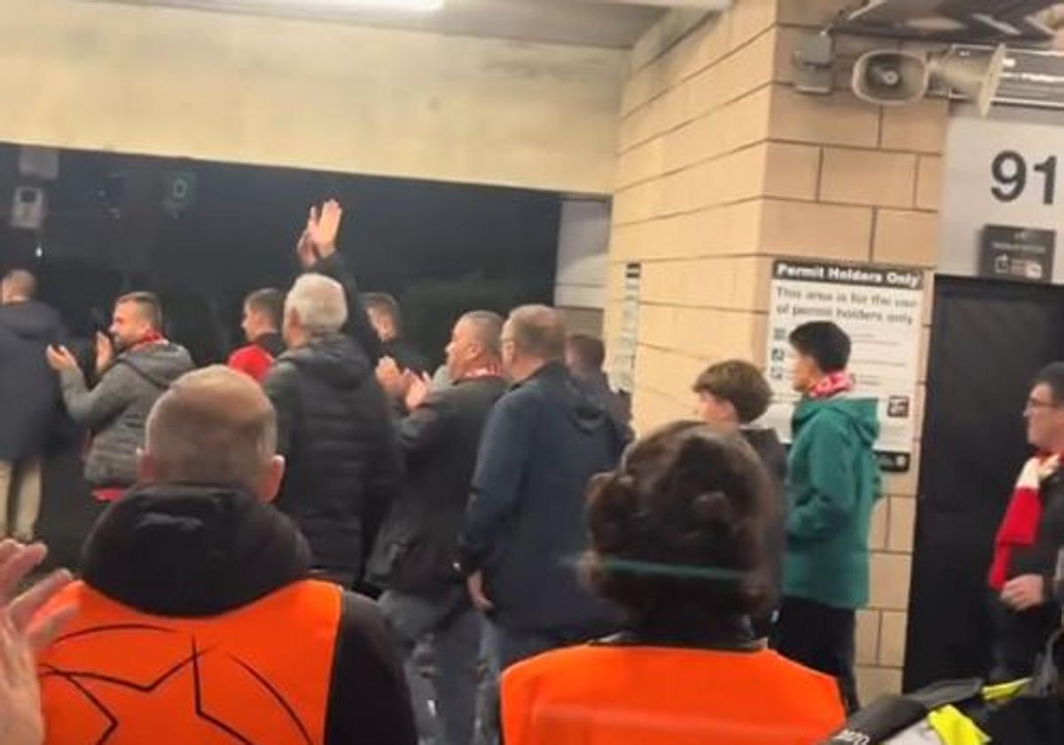 El emotivo pasillo de honor de los hinchas del Newcastle a la afición del Athletic en la salida del estadio