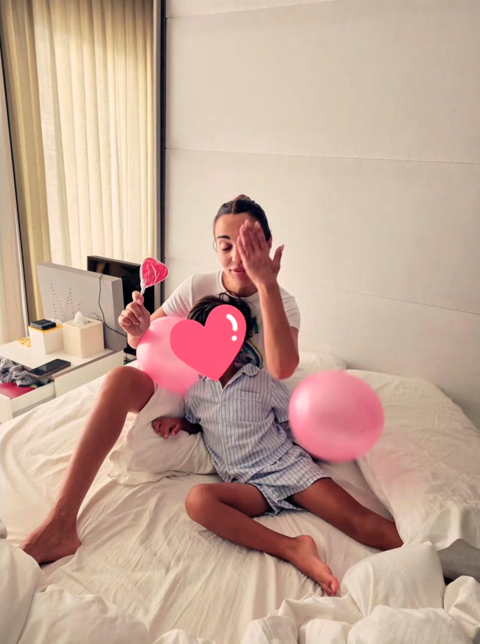 paula echevarria en su dormitorio junto a su hijo miki