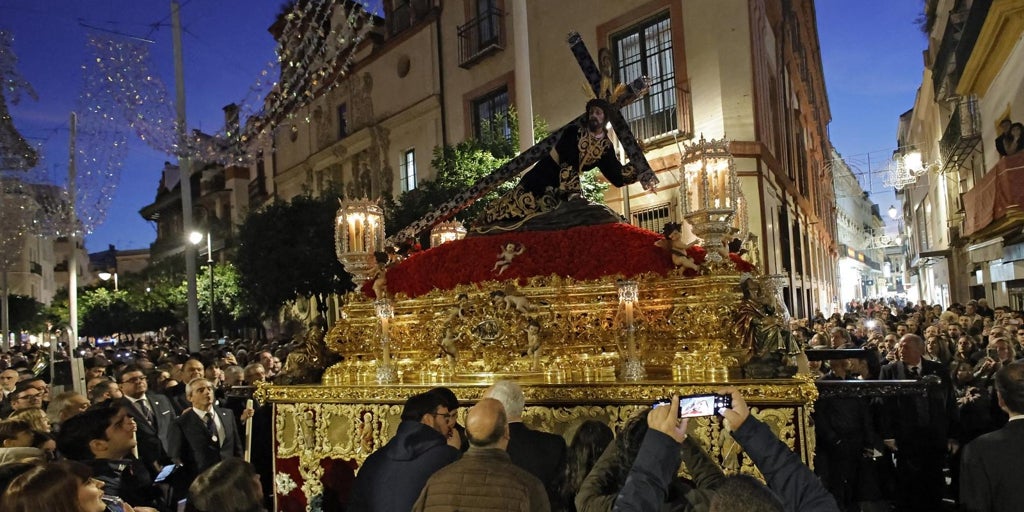Así se desaforó el entorno de Cuna y Orfila al paso de la hermandad de las Penas