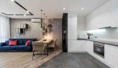 Salón moderno integrado con cocina abierta en vivienda luminosa y actual