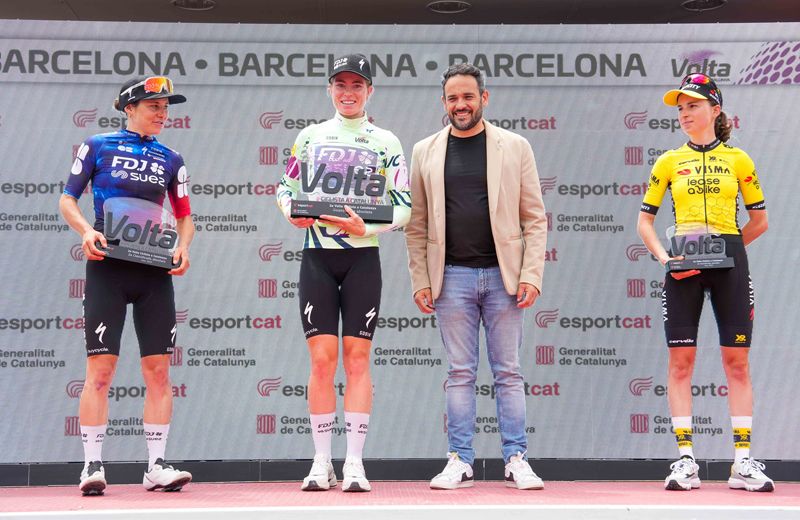 Podio de la Volta femenina 2025, que conquistó Demi Vollering