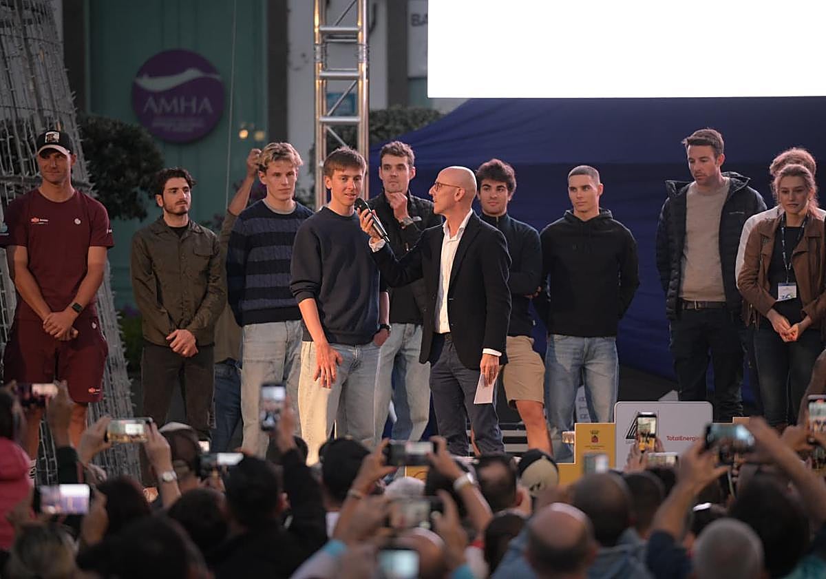 Imagen principal - Baño de masas de Pogačar y los campeones del mundo en la presentación de la TotalEnergies Gran Fondo Pico de las Nieves