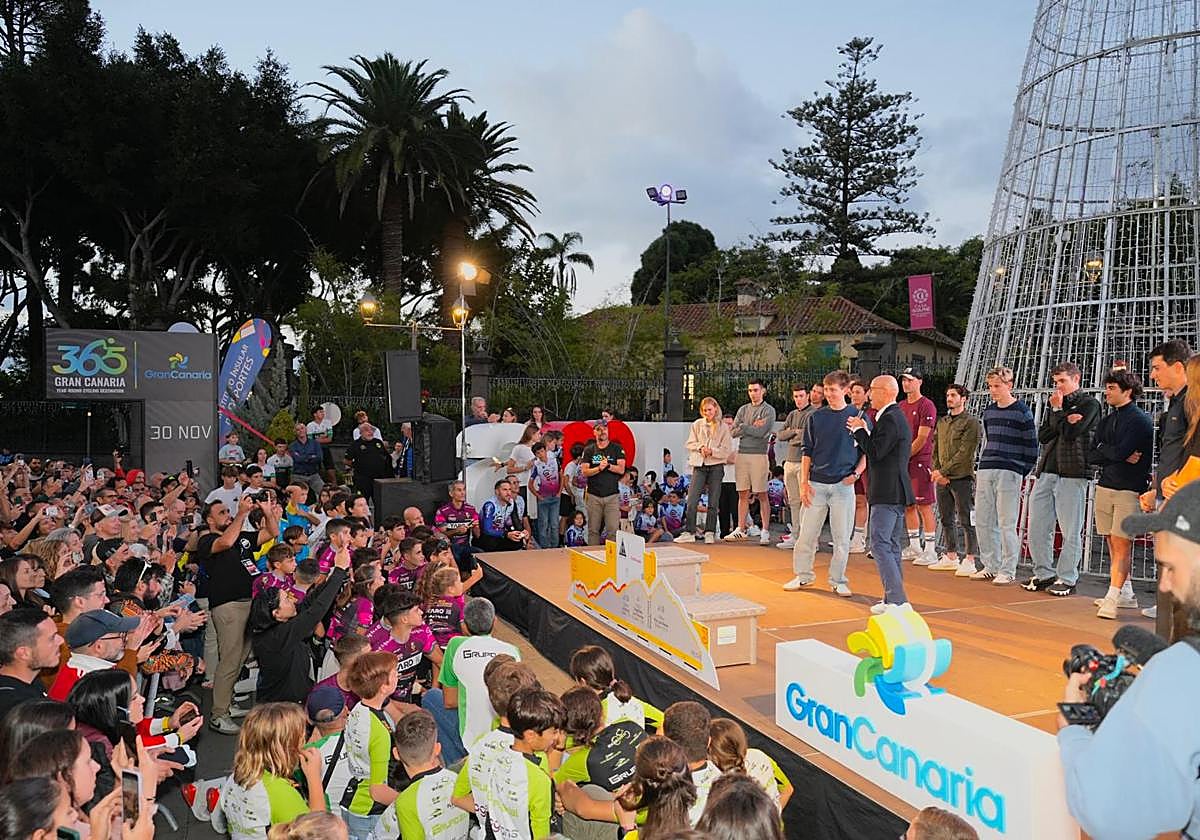 Baño de masas de Pogačar y los campeones del mundo en la presentación de la TotalEnergies Gran Fondo Pico de las Nieves