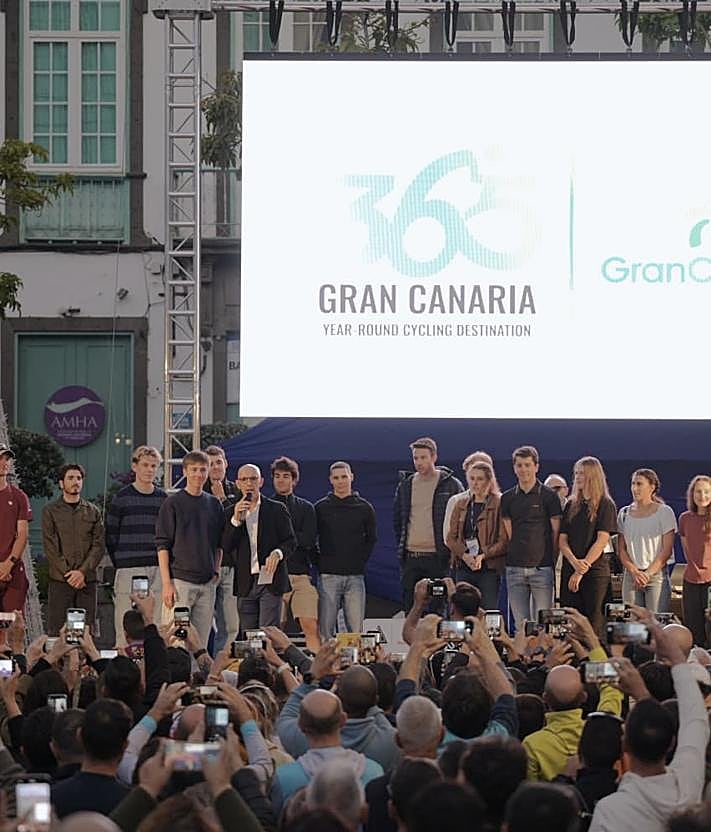 Imagen secundaria 2 - Baño de masas de Pogačar y los campeones del mundo en la presentación de la TotalEnergies Gran Fondo Pico de las Nieves
