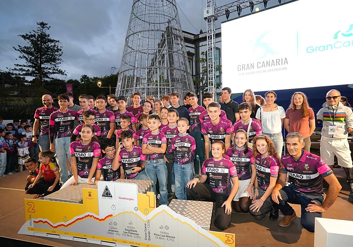 Imagen principal - Baño de masas de Pogačar y los campeones del mundo en la presentación de la TotalEnergies Gran Fondo Pico de las Nieves