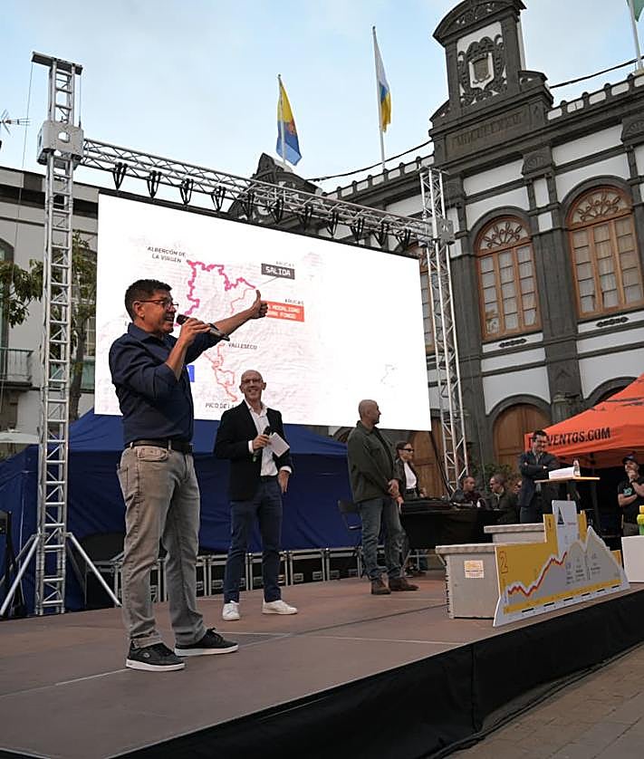 Imagen secundaria 2 - Baño de masas de Pogačar y los campeones del mundo en la presentación de la TotalEnergies Gran Fondo Pico de las Nieves