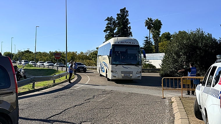 Miembros de la seguridad privada de la Cartuja, haciendo el trabajo que suele desempeñar la Policía Local