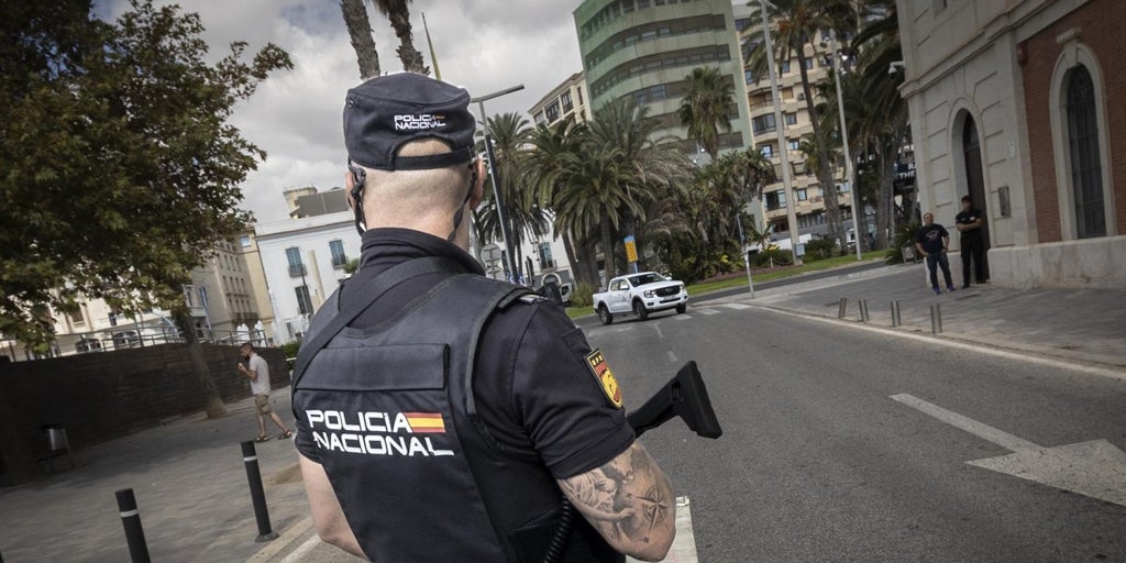 Un policía nacional, en coma tras una agresión en la calle con una piedra en Valencia