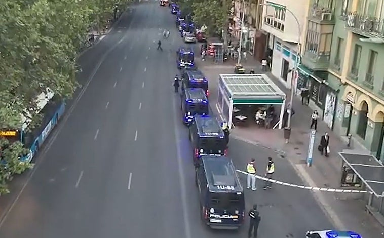 Imagen principal - La Policía Nacional irrumpe en el bloque a finales del mes de octubre; en las imágenes inferiores, uno de los temporizadores instalados en las puertas de las habitaciones y la puerta principal al número 127