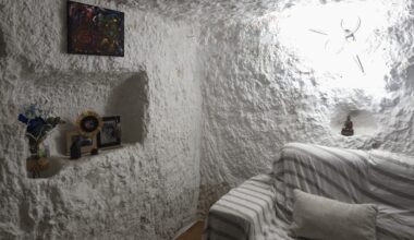 El hogar tallado en la roca en este pueblo de Albacete: el "lujo" de vivir en una casa cueva