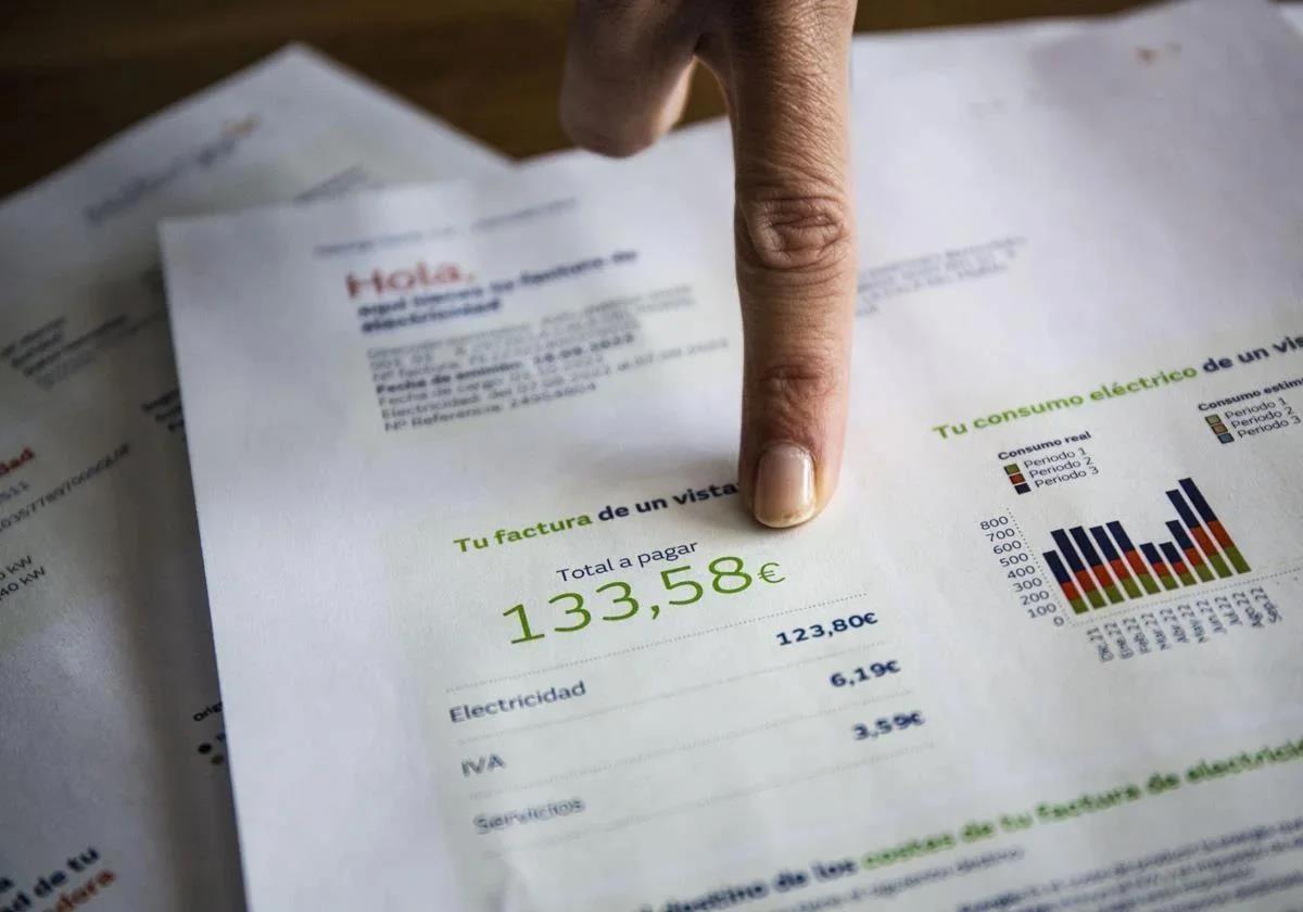 El precio de la luz baja este sábado 1 de noviembre: las horas más caras y las más baratas para enchufar los electrodomésticos