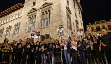 Víctimas de la dana protestan ante el Palau de la Generalitat a la espera de la decisión de Mazón