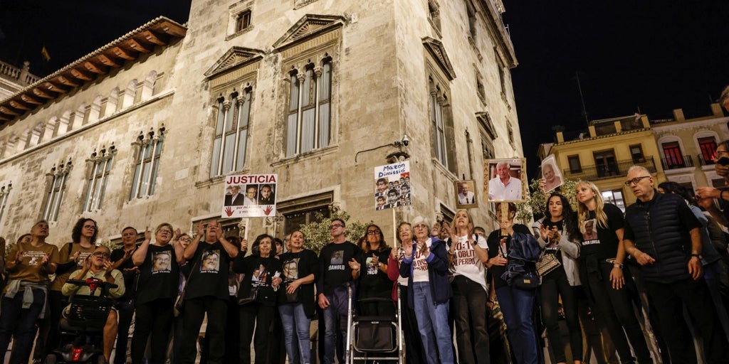 Víctimas de la dana protestan ante el Palau de la Generalitat a la espera de la decisión de Mazón