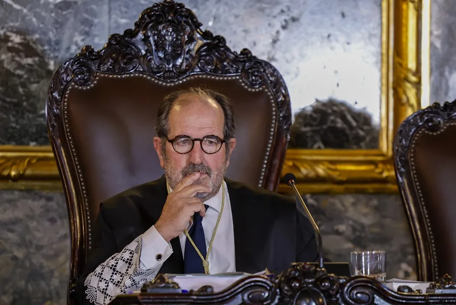 Los Comunes presentan una querella contra el magistrado Arrieta