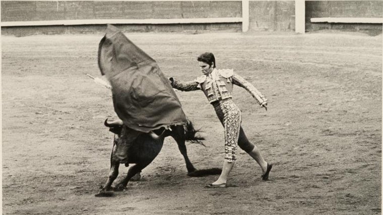 Corrida de Prensa en la Plaza de Toros de Las Ventas, con toros de Victorino Martín. Rafael de Paula en un pase de pecho en una corrida de 1975